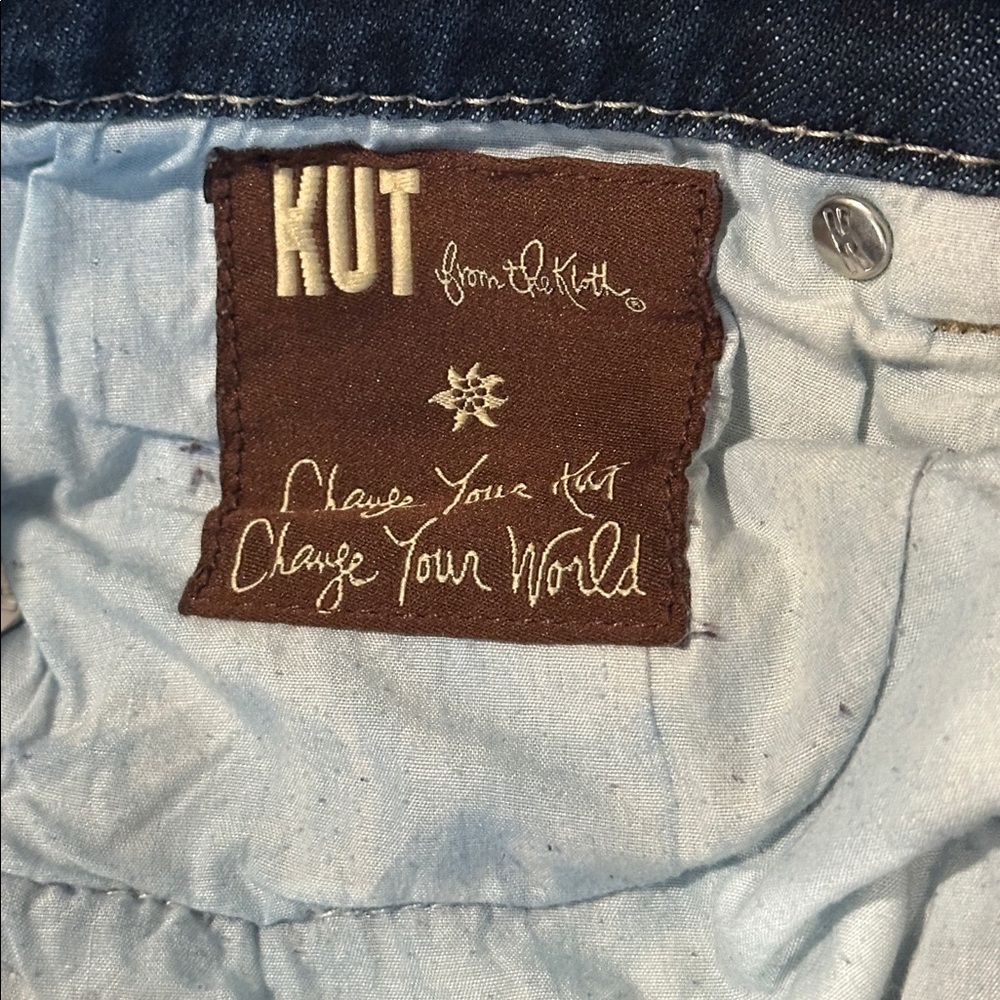 Kut from the Kloth Natalie Bootcut Jeans. Size 10 - Picture 9 of 10